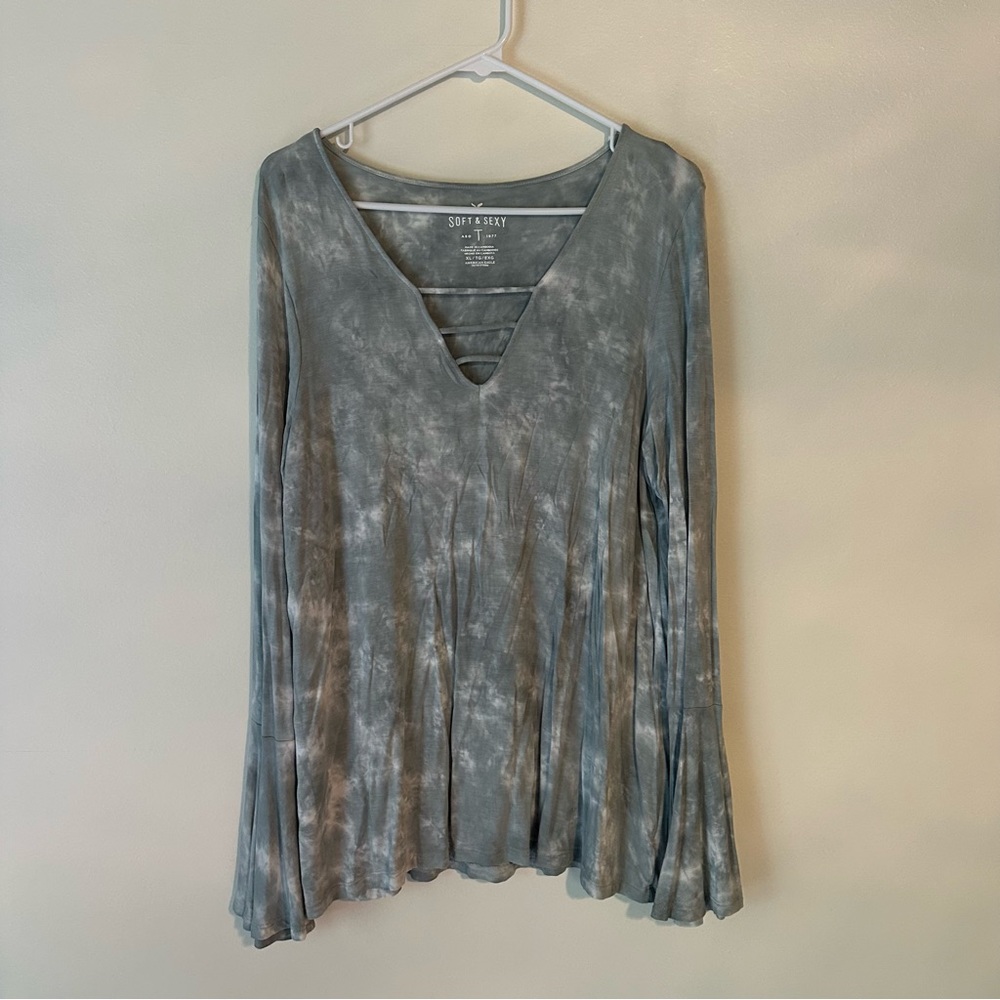 American Eagle Soft & Sexy bell Long-sleeve Blouse
